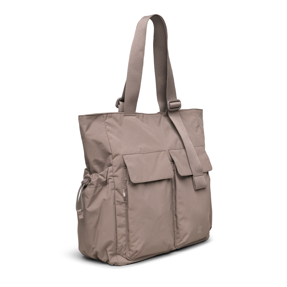 MELLOW TOTE BAG Tasche in oyster (klassisches Taupe-Braun) als Studioaufnahme in diagonaler Ansicht.