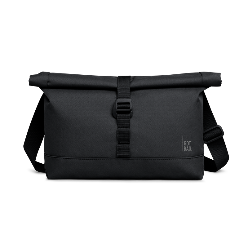 MESSENGER BAG taška v black (Černý) jako studiová fotografie zepředu.