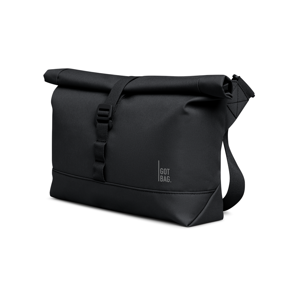 MESSENGER BAG Monochrome Edition Tasche in black (Schwarz) als diagonale Studioaufnahme.