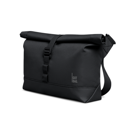MESSENGER BAG Monochrome Edition Tasche in black (Schwarz) als diagonale Studioaufnahme.