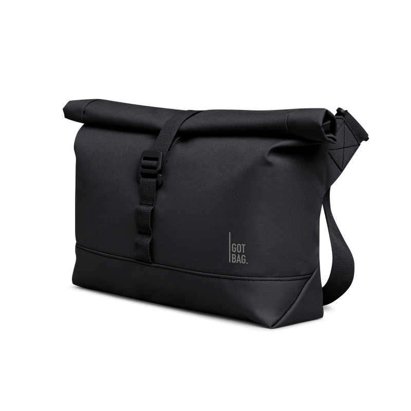 MESSENGER BAG Monochrome Edition Tasche in black (Schwarz) als diagonale Studioaufnahme.