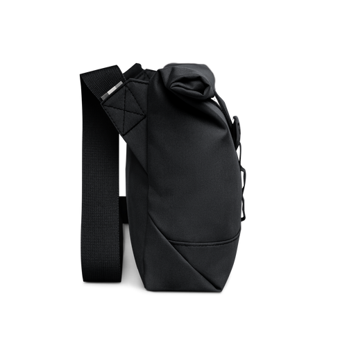 MESSENGER BAG Tasche in black (Schwarz) als Studioaufnahme in Seitenansicht.
