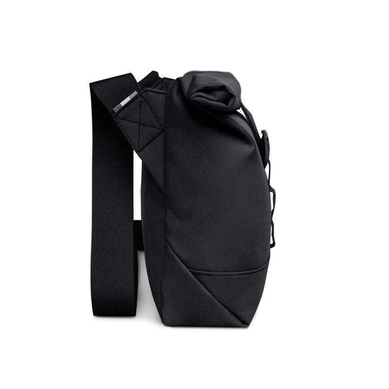 MESSENGER BAG Tasche in black (Schwarz) als Studioaufnahme in Seitenansicht.