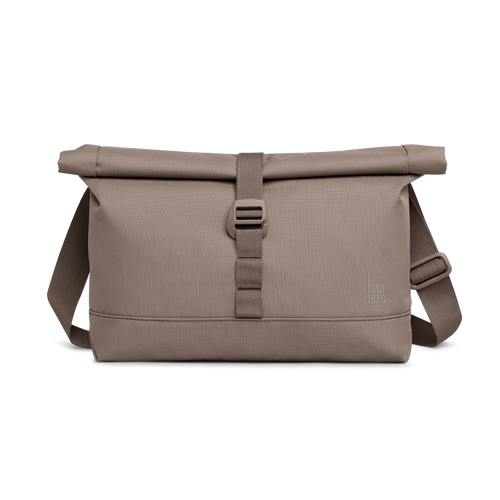 MESSENGER BAG tas in oyster (Klassiek taupe-bruin) als studio-opname in vooraanzicht.