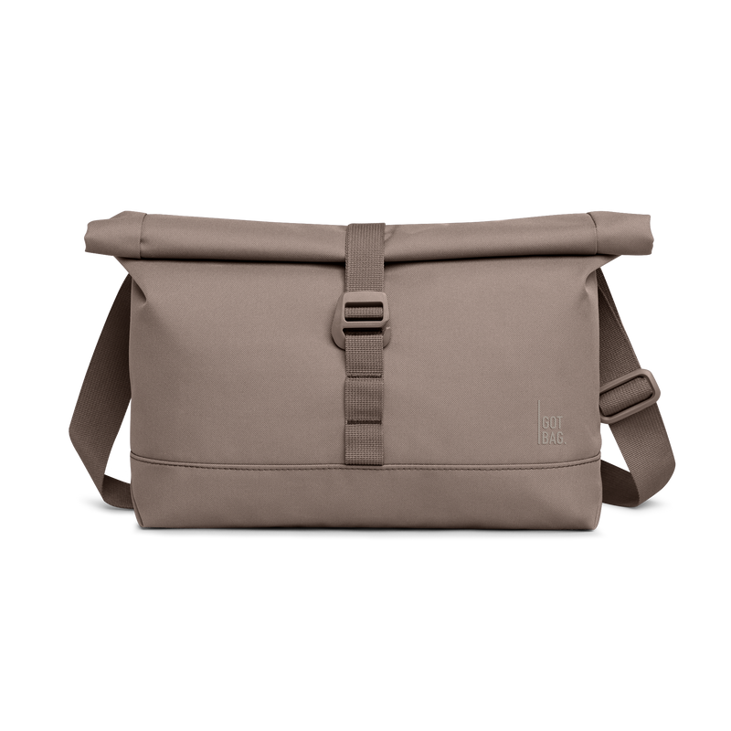 MESSENGER BAG taška v oyster (klasická taupe-hnědá) jako studiový snímek zepředu.