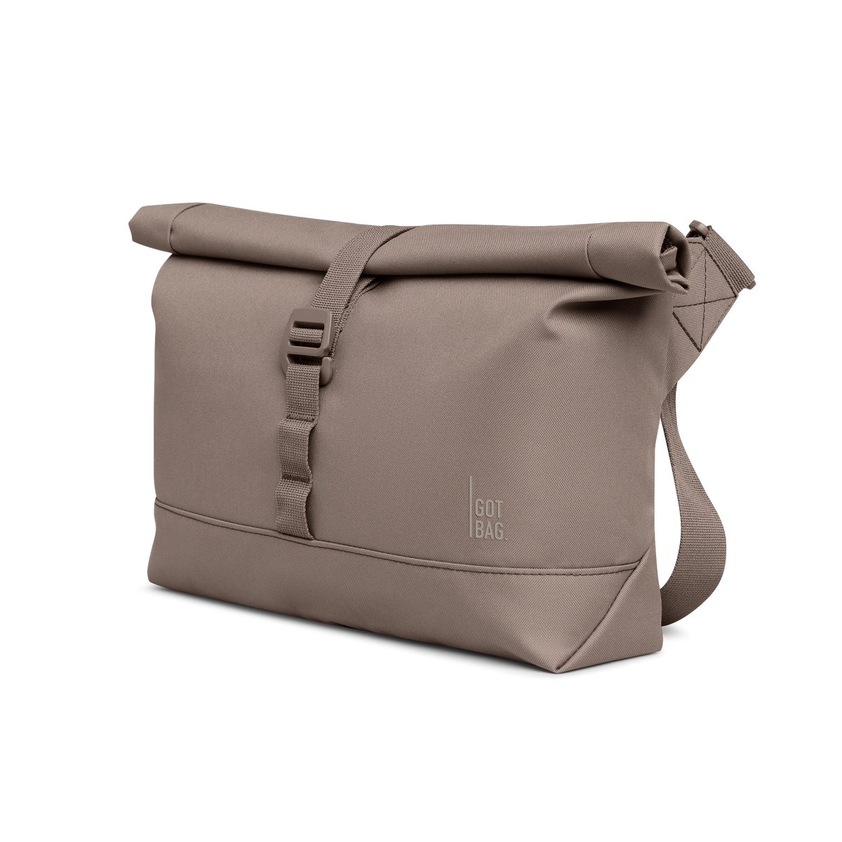 MESSENGER BAG Tasche in oyster (klassisches Taupe-Braun) als Studioaufnahme in diagonaler Ansicht.