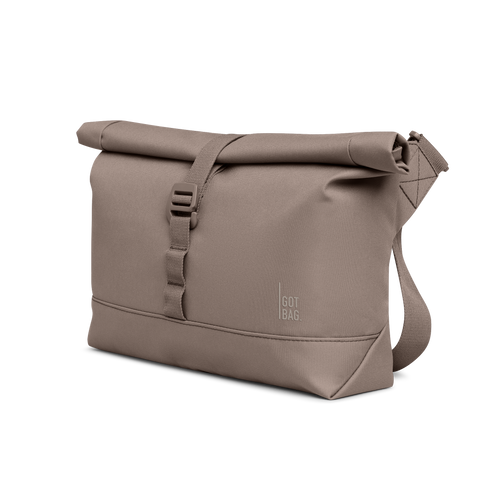 MESSENGER BAG Tasche in oyster (klassisches Taupe-Braun) als Studioaufnahme in diagonaler Ansicht.