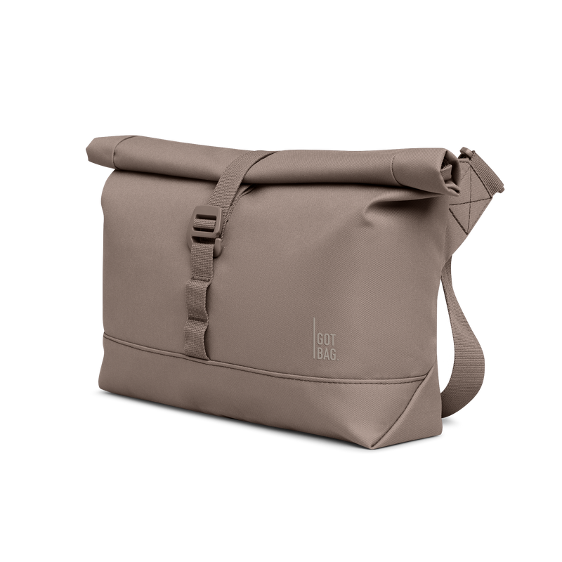 MESSENGER BAG Tasche in oyster (klassisches Taupe-Braun) als Studioaufnahme in diagonaler Ansicht.