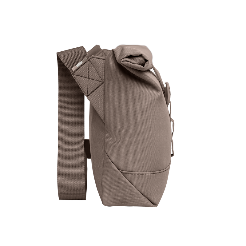 MESSENGER BAG Monochrome Edition Tasche in oyster (klassisches Taupe-Braun) als Studioaufnahme in Seitenansicht.