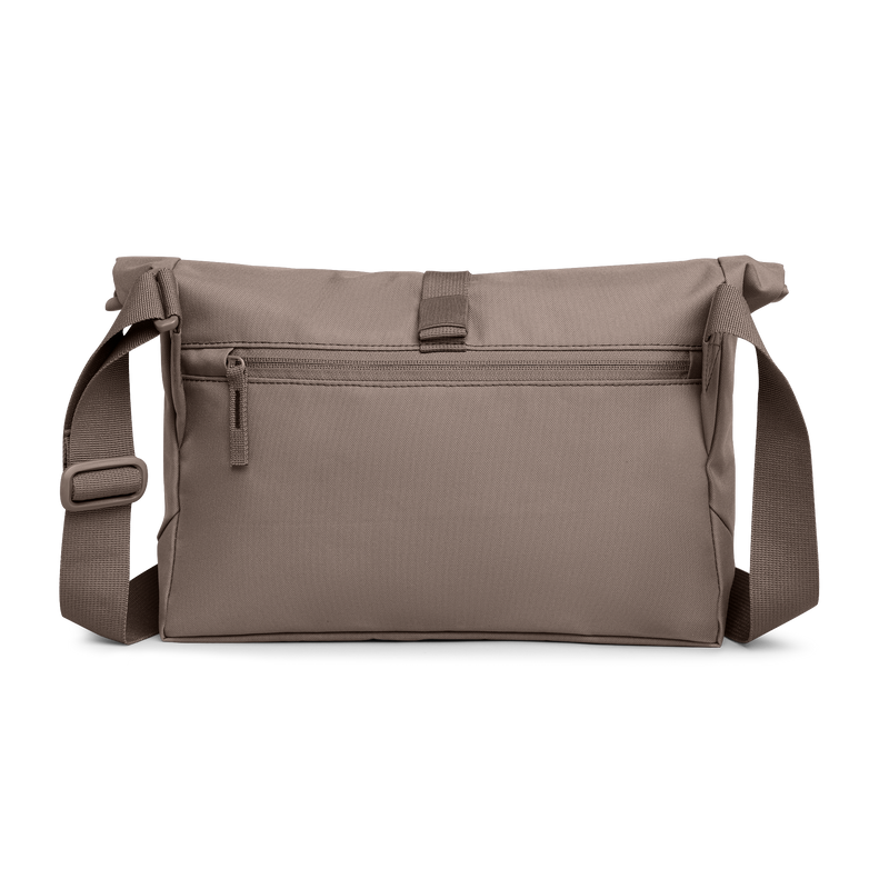 MESSENGER BAG Tasche in oyster (klassisches Taupe-Braun) als Studioaufnahme in Rückansicht.