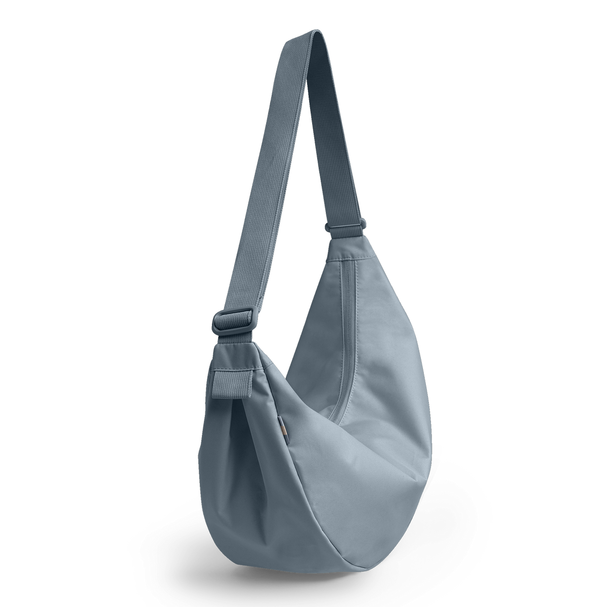 MOON BAG LARGE Tasche in marlin (grau-blau) diagonal präsentiert.