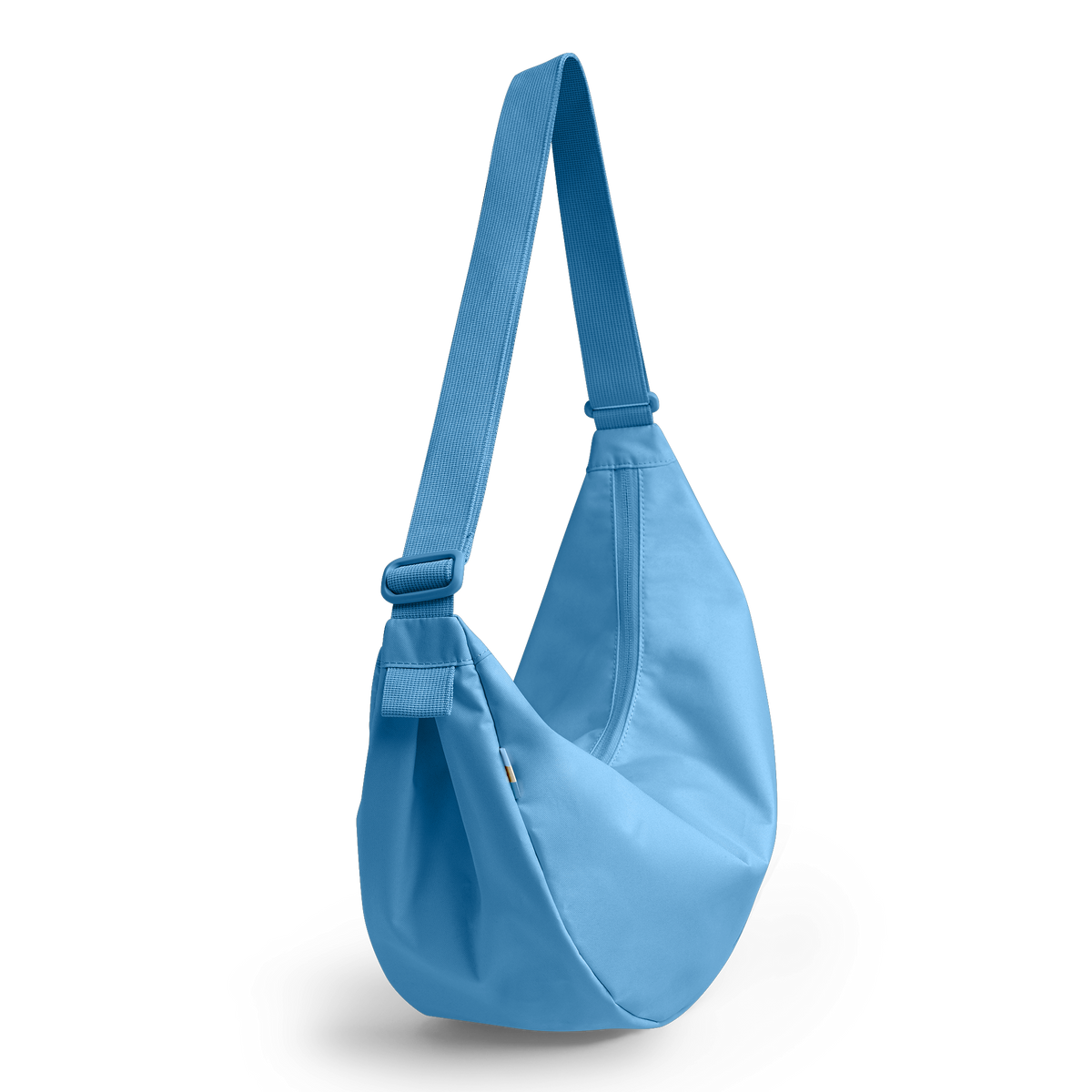 MOON BAG LARGE Tasche in aqua (leuchtendes Hellblau) als Studioaufnahme in Diagonalansicht.