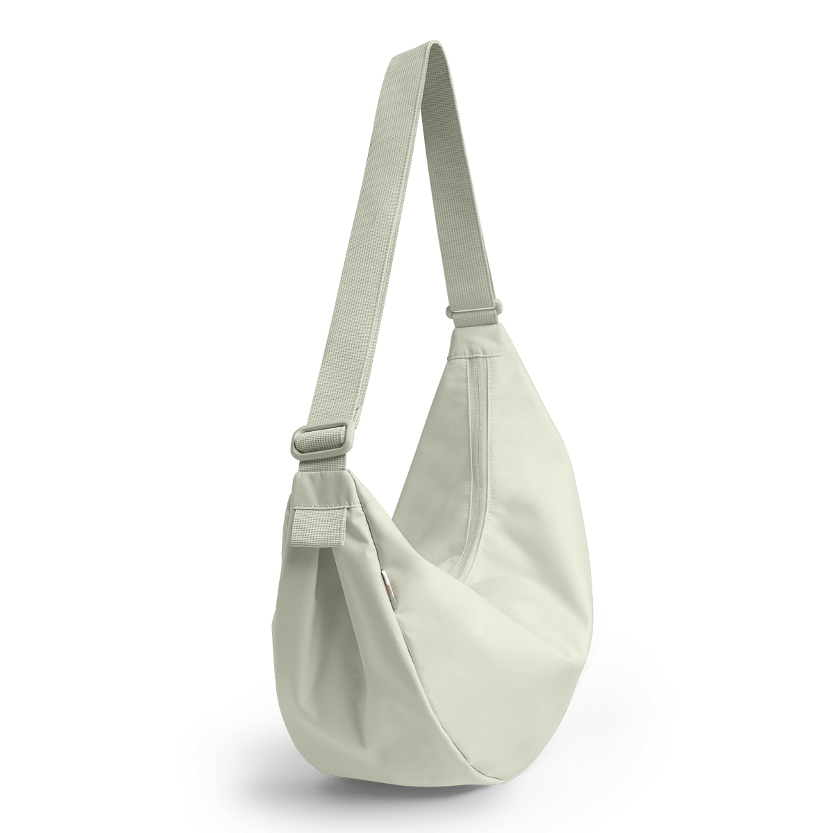 MOON BAG LARGE Tasche in beach foam (helles Grau) in Schrägansicht.