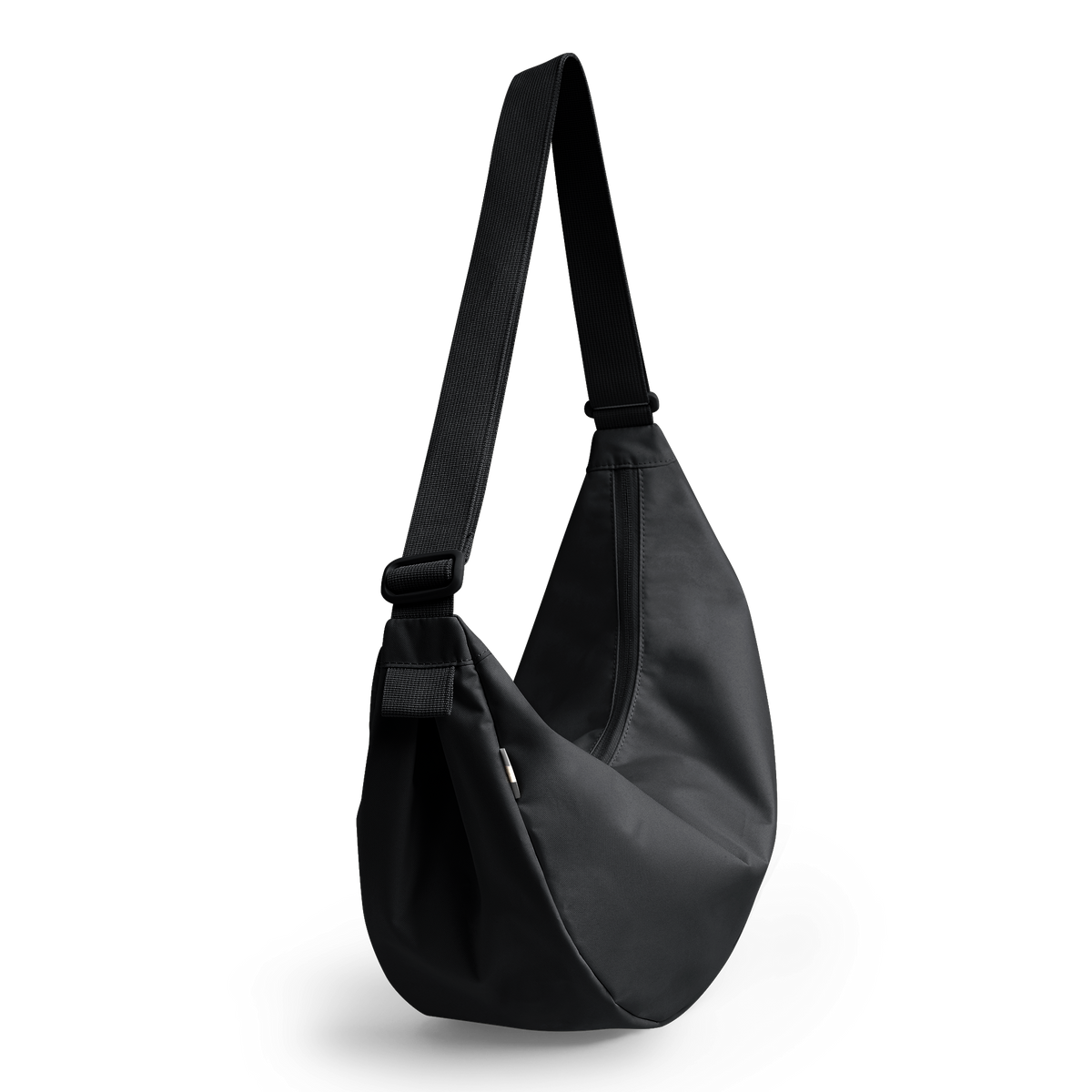 MOON BAG LARGE Tasche in black (Schwarz) als Studioaufnahme in Diagonalsicht.
