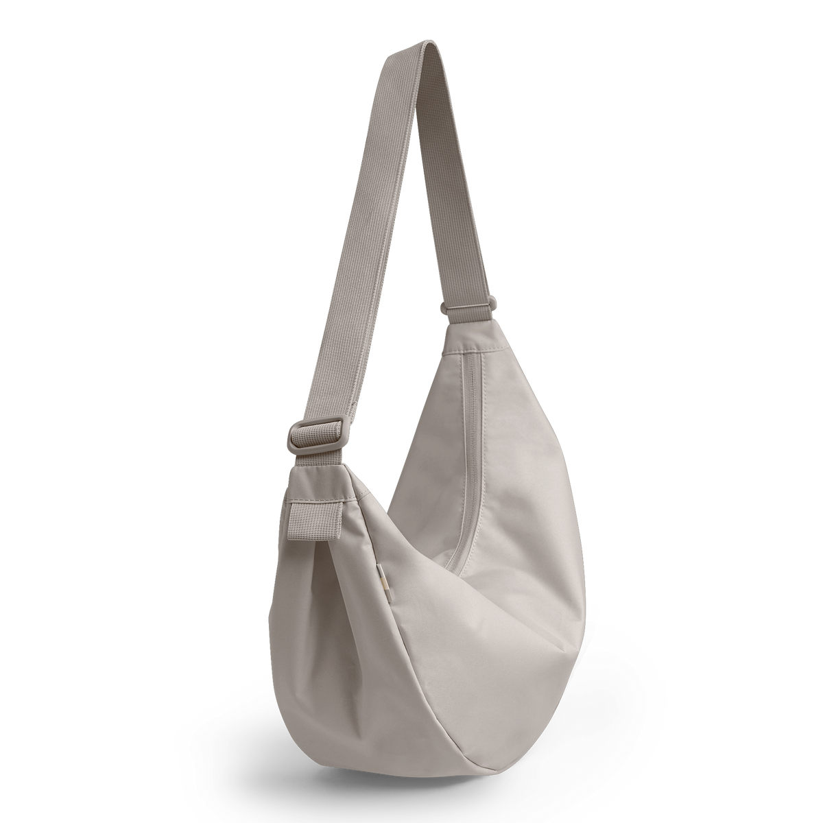 MOON BAG LARGE Tasche in clam (helles, warmes Grau) in diagonaler Ansicht.