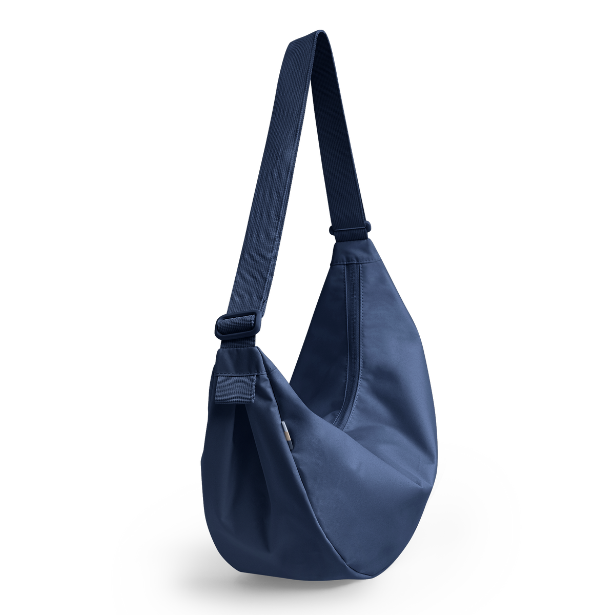 MOON BAG LARGE Tasche in deep ocean (dunkles Marineblau) in diagonaler Ansicht.