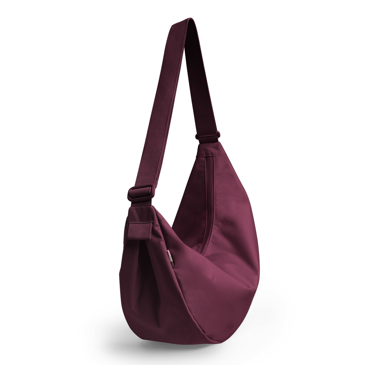 MOON BAG LARGE Monochrome Edition Tasche in kraken (Weinrot) als Studioaufnahme in diagonaler Ansicht.