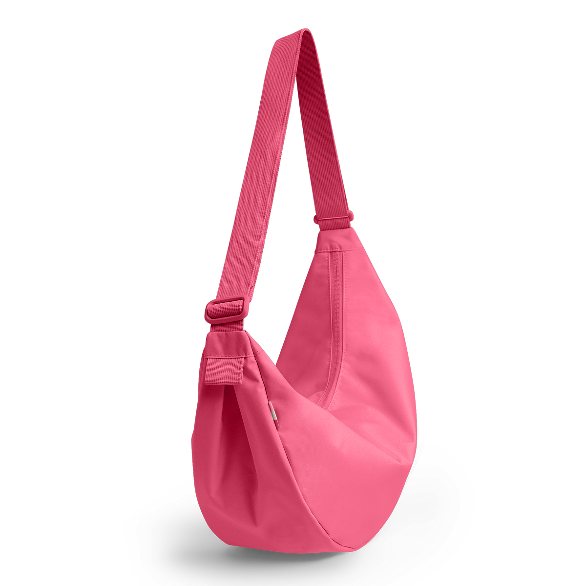 MOON BAG LARGE Tasche in salina pink (leuchtendes Pink) als Studioaufnahme in diagonaler Ansicht.