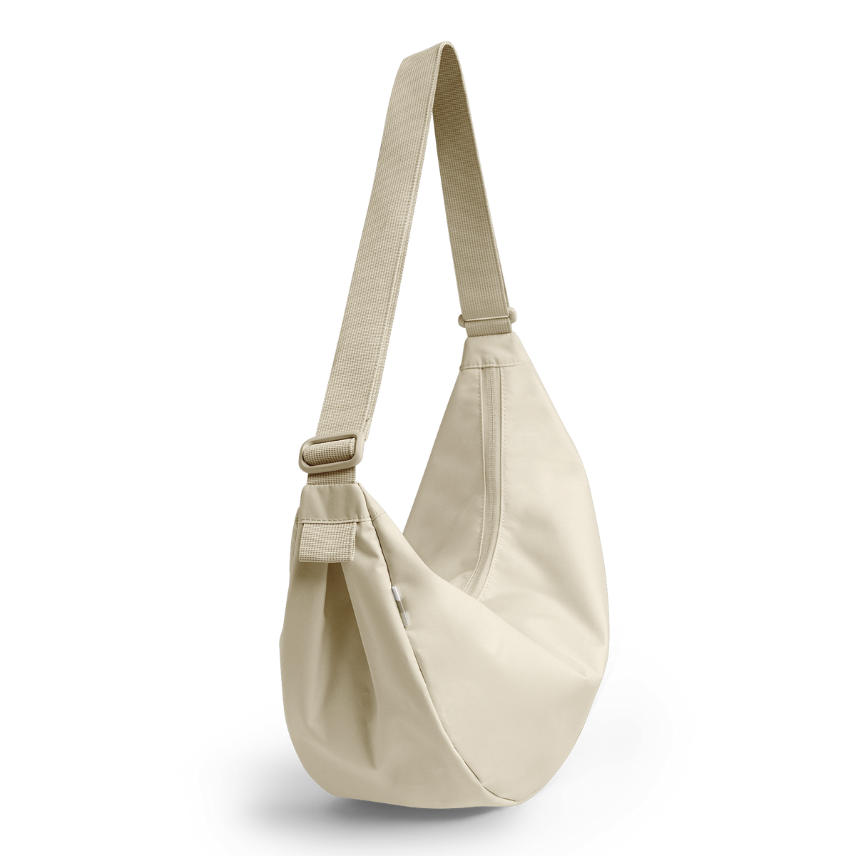MOON BAG LARGE Tasche in salt (warmes Cremeweiß) in diagonaler Ansicht.