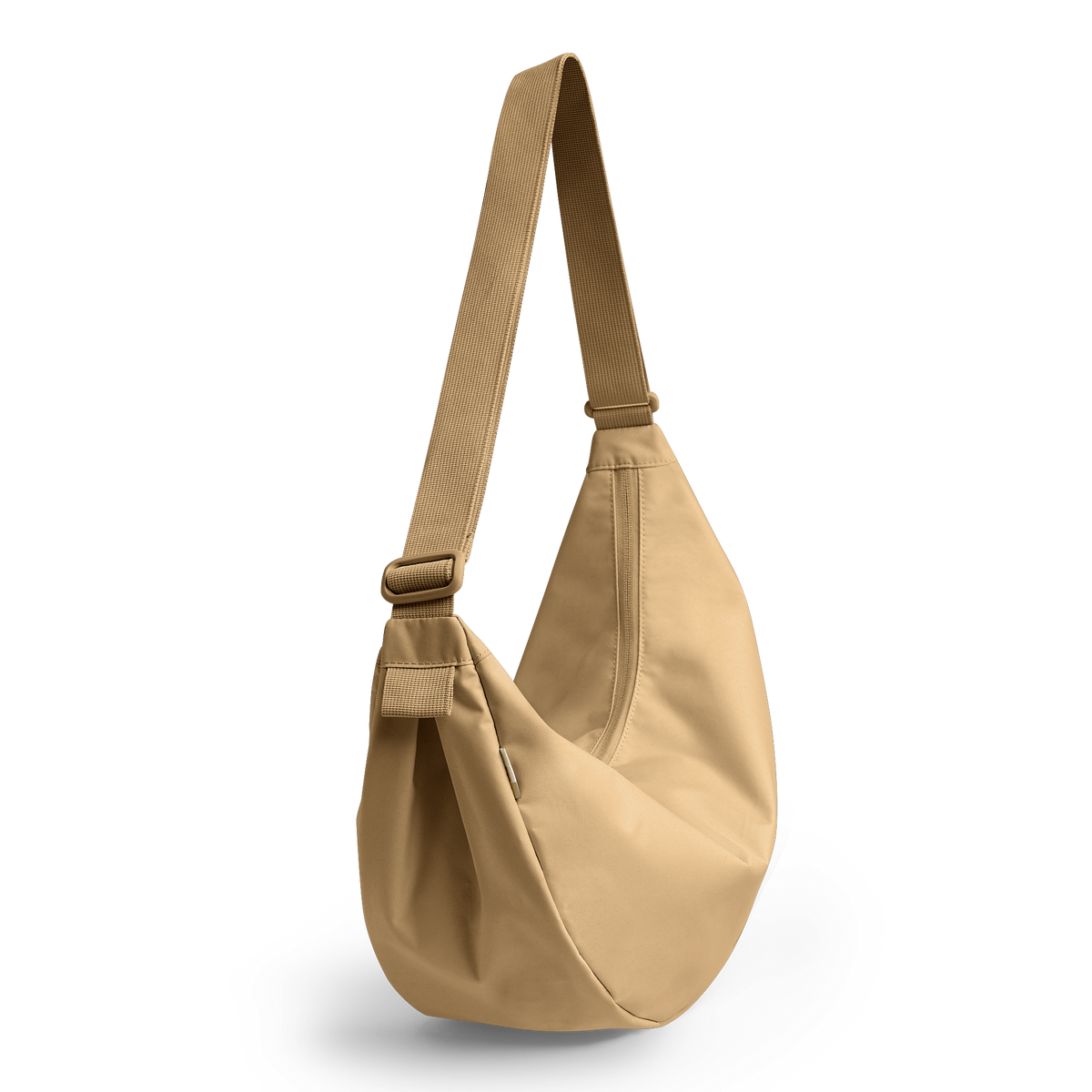 MOON BAG LARGE Tasche in sea moss (warmes Beige-Khaki) in diagonaler Ansicht.