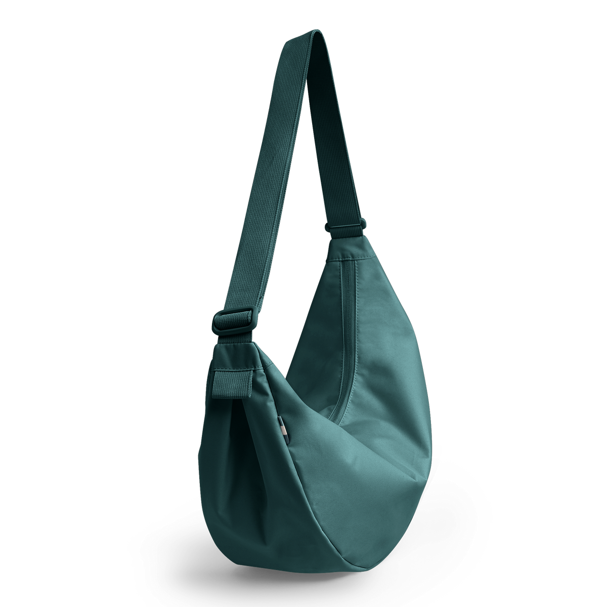 MOON BAG LARGE Tasche in sea teal (kühles Türkisgrün) in diagonaler Ansicht.