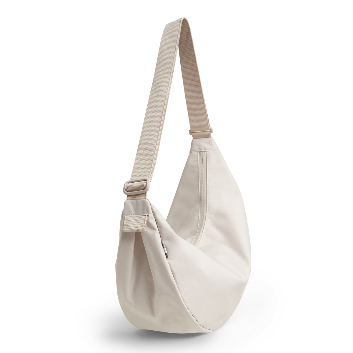 MOON BAG LARGE Tasche in soft shell (warmes Cremeweiß) als Studioaufnahme.