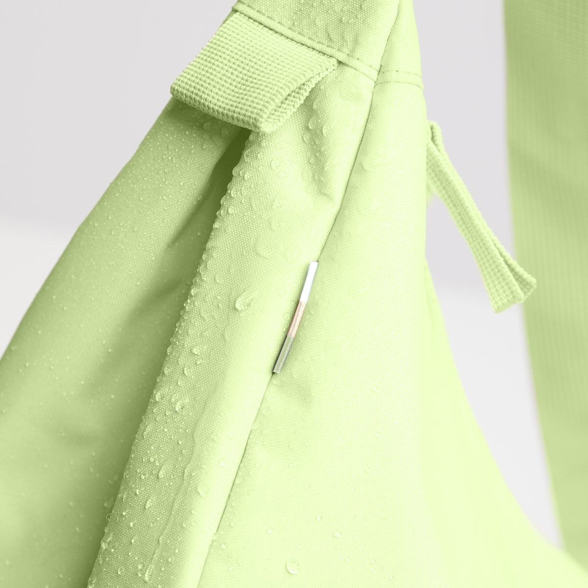 MOON BAG LARGE Tasche in wrasse (neonfarbenes Hellgrün) als Detailaufnahme.