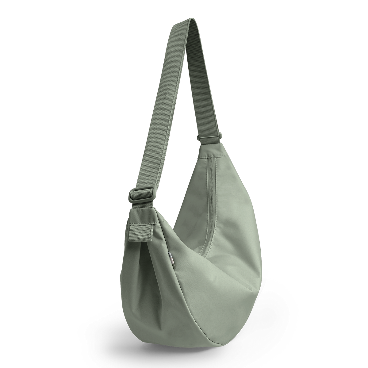 MOON BAG LARGE Tasche in bass (Salbeigrün) diagonal präsentiert.