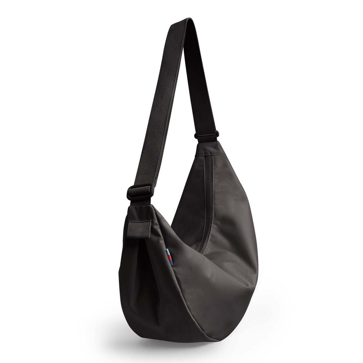 MOON BAG LARGE Tasche in mussel (dunkles Braun-Grau) in diagonaler Ansicht.