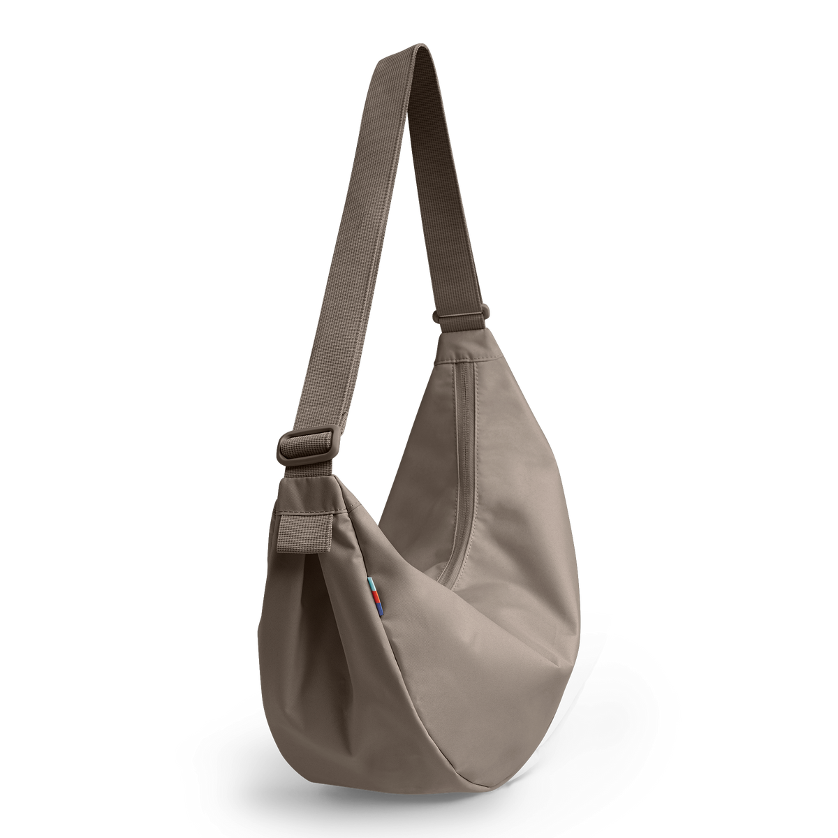 MOON BAG LARGE Tasche in seal (dunkler Beigeton) hängend in Diagonalsicht.