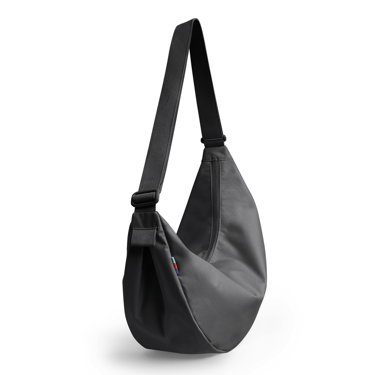 MOON BAG LARGE Tasche in shark (Dunkelgrau) als Studioaufnahme in diagonaler Ansicht.