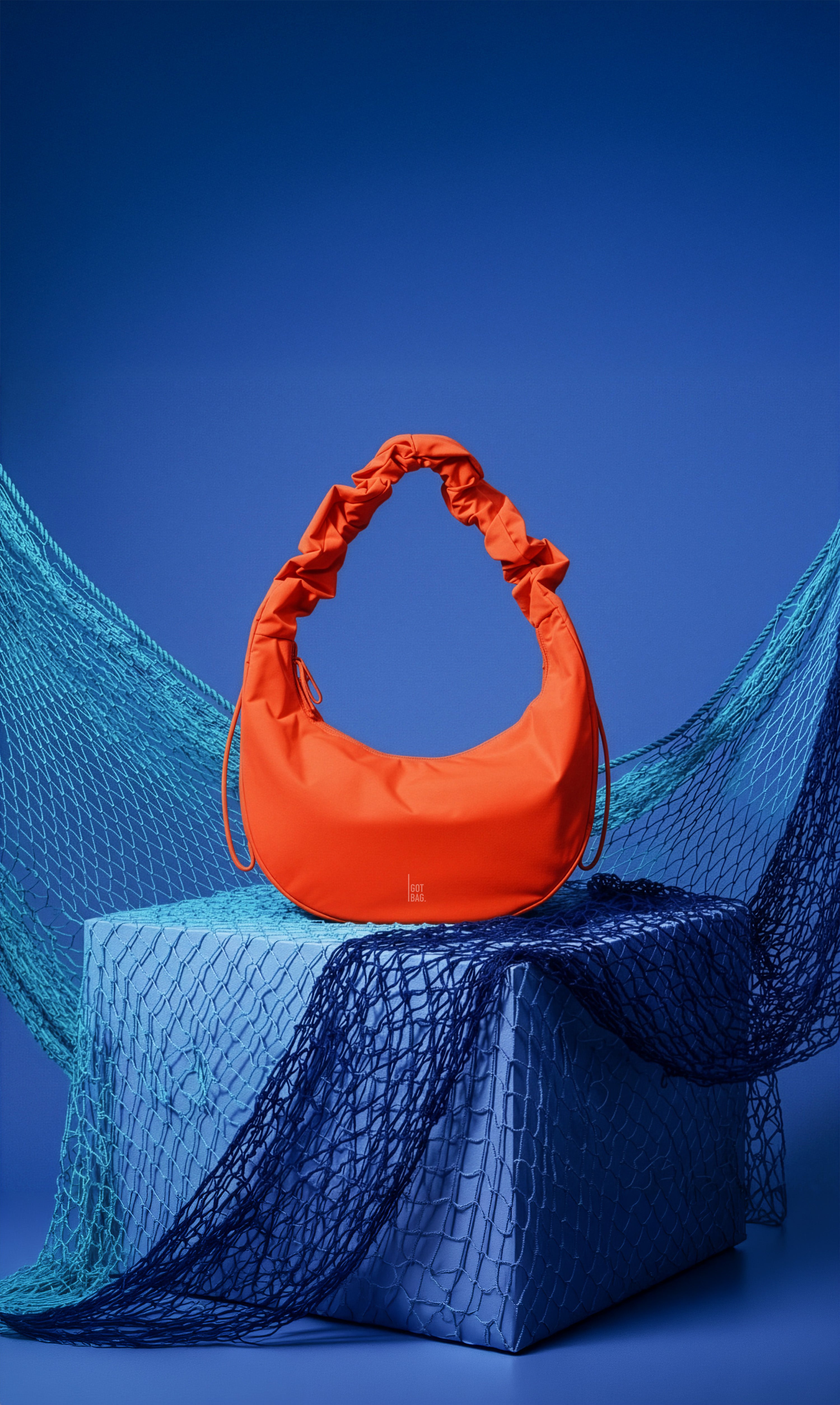 MOON BAG RUFFLE torba w hot coral (jasnopomarańczowy) jako ujęcie studyjne z przodu.