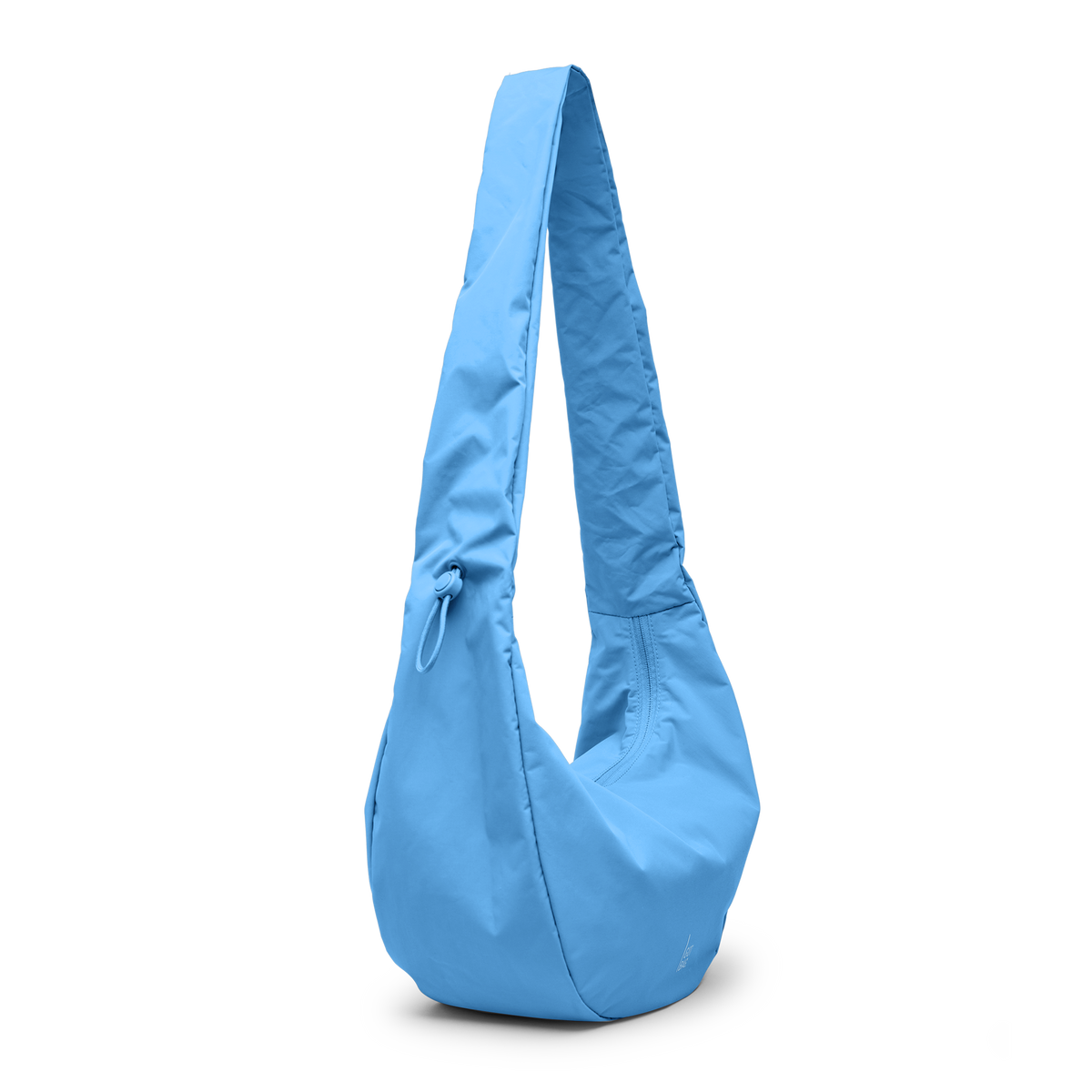 MOON BAG RUFFLE Tasche in aqua (leuchtendes Hellblau) als Studioaufnahme in Schrägansicht.