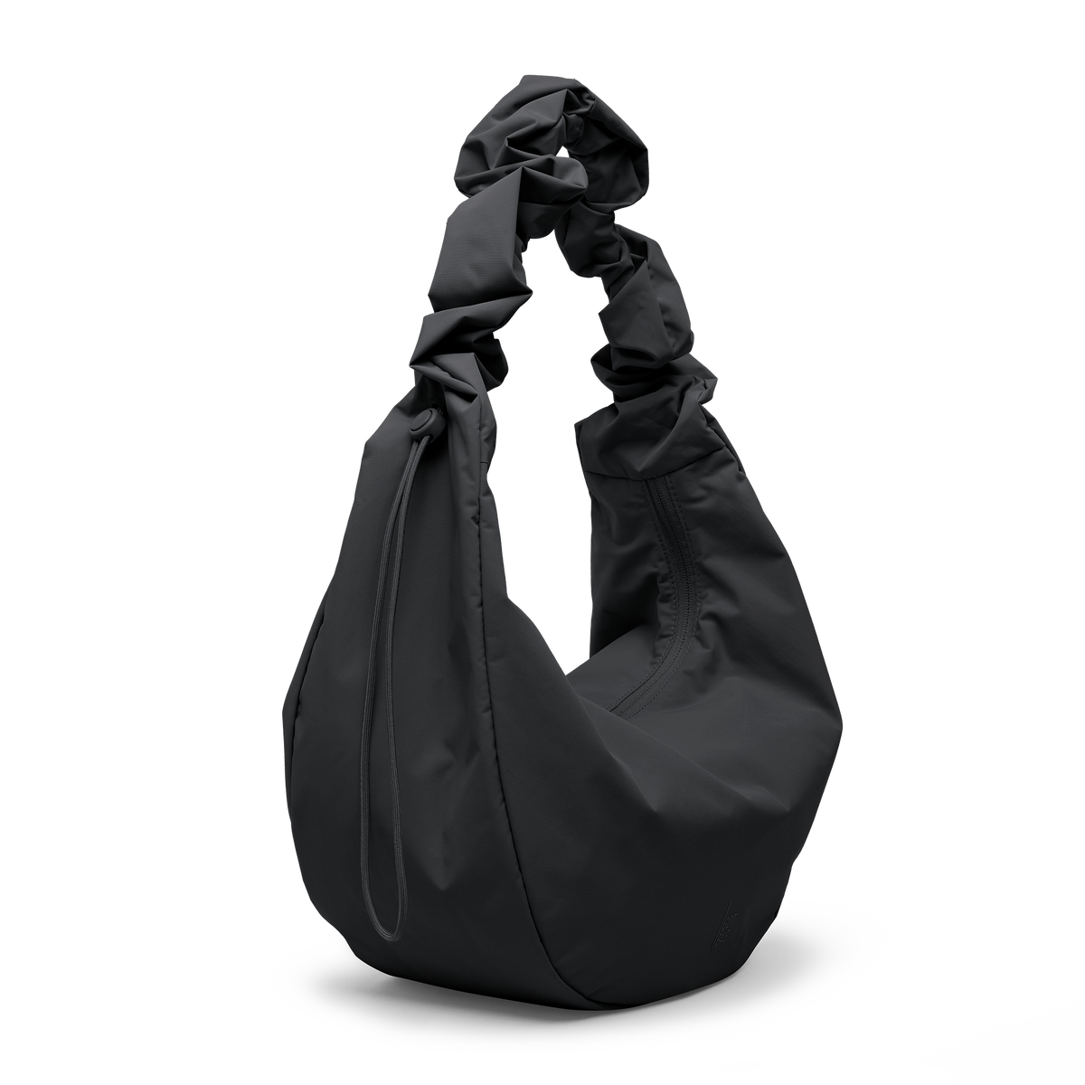 MOON BAG RUFFLE Tasche in black (Schwarz) als Studioaufnahme in diagonaler Ansicht.