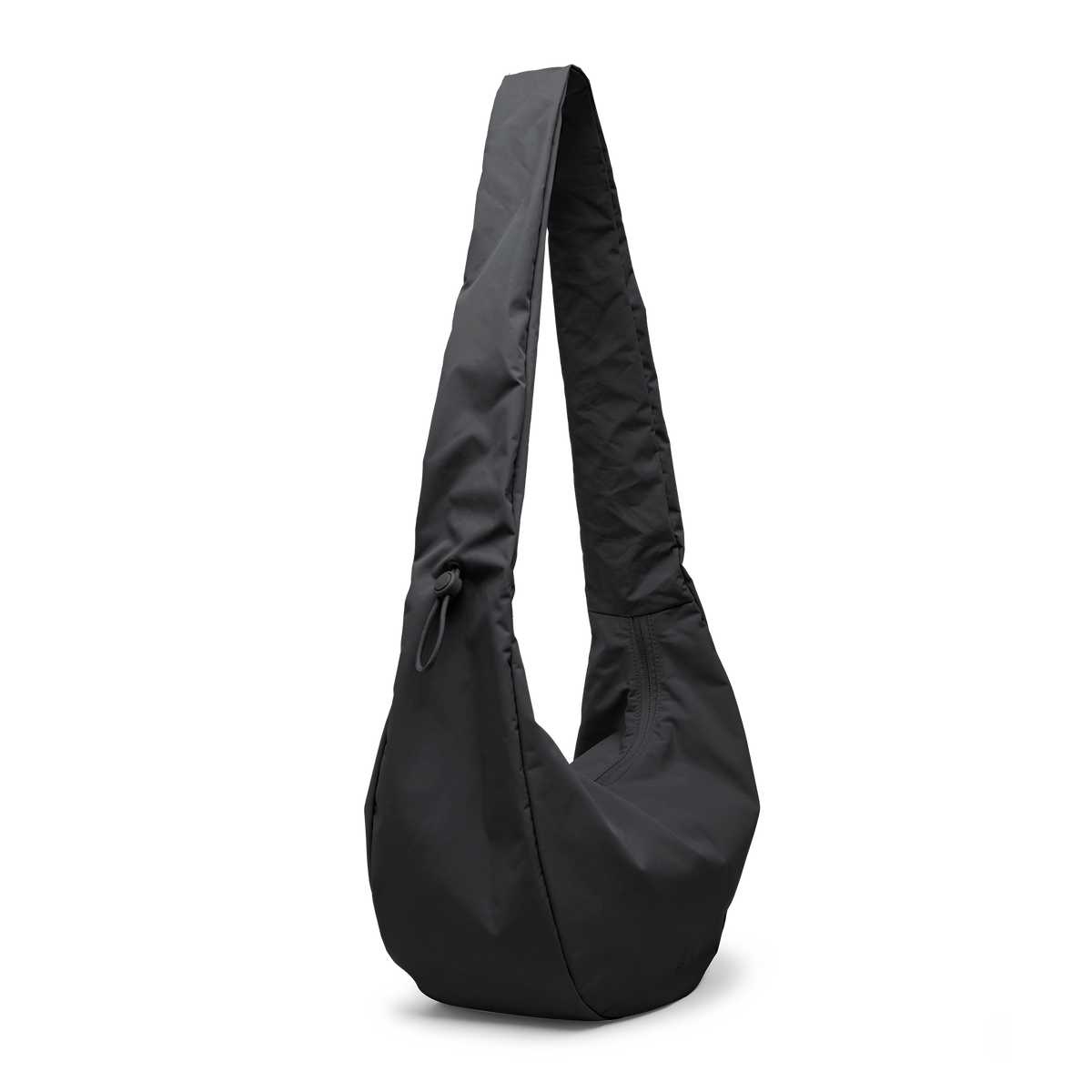 MOON BAG RUFFLE Tasche in black (Schwarz) als Diagonale Ansicht.
