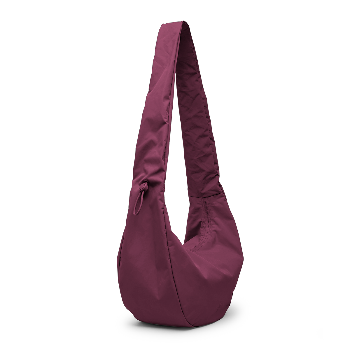 MOON BAG RUFFLE Tasche in kraken (Weinrot) als Studioaufnahme in diagonaler Ansicht.