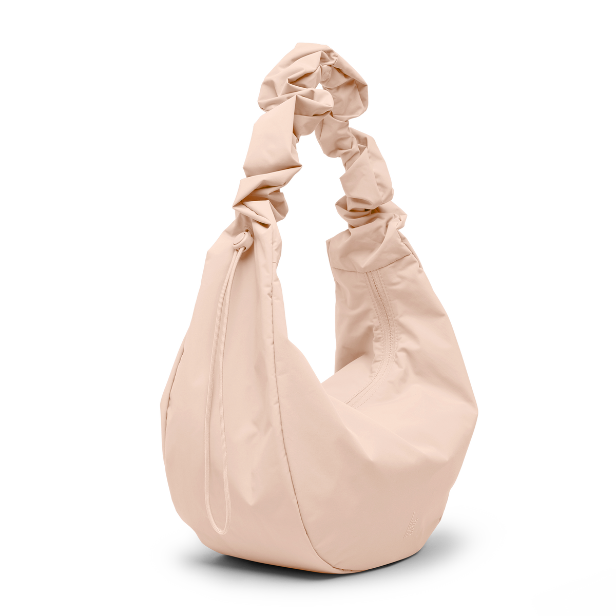 MOON BAG RUFFLE Tasche in pearl (helles Puder-Rosa) als Studioaufnahme in Schrägansicht.