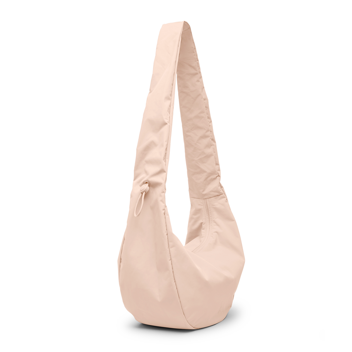 MOON BAG RUFFLE Tasche in pearl (helles Puder-Rosa) als Studioaufnahme in Schrägansicht.