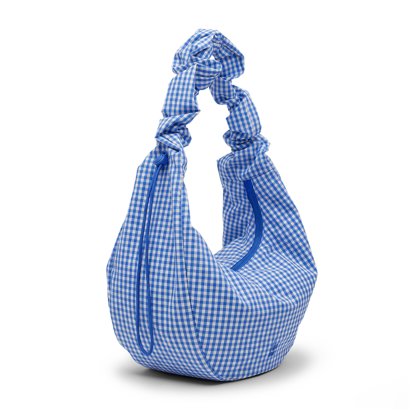 MOON BAG RUFFLE Tasche in vichy cobalt (blau-beige kariert) mit Rüschenhenkel in diagonaler Ansicht.