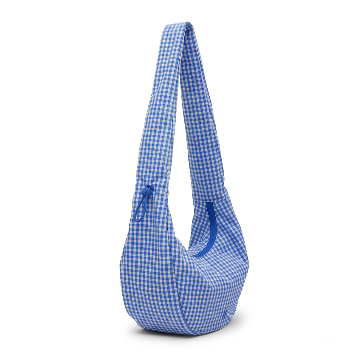 MOON BAG RUFFLE Tasche in vichy cobalt (blau-beige kariert) als Studioaufnahme in diagonaler Ansicht.