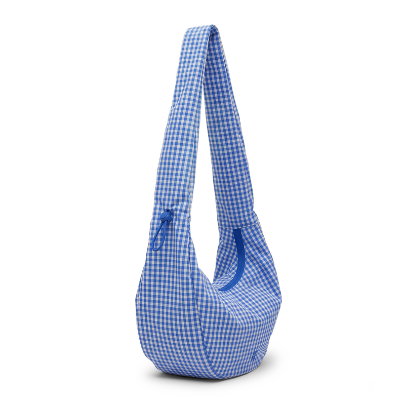 MOON BAG RUFFLE Tasche in vichy cobalt (blau-beige kariert) als Studioaufnahme in diagonaler Ansicht.