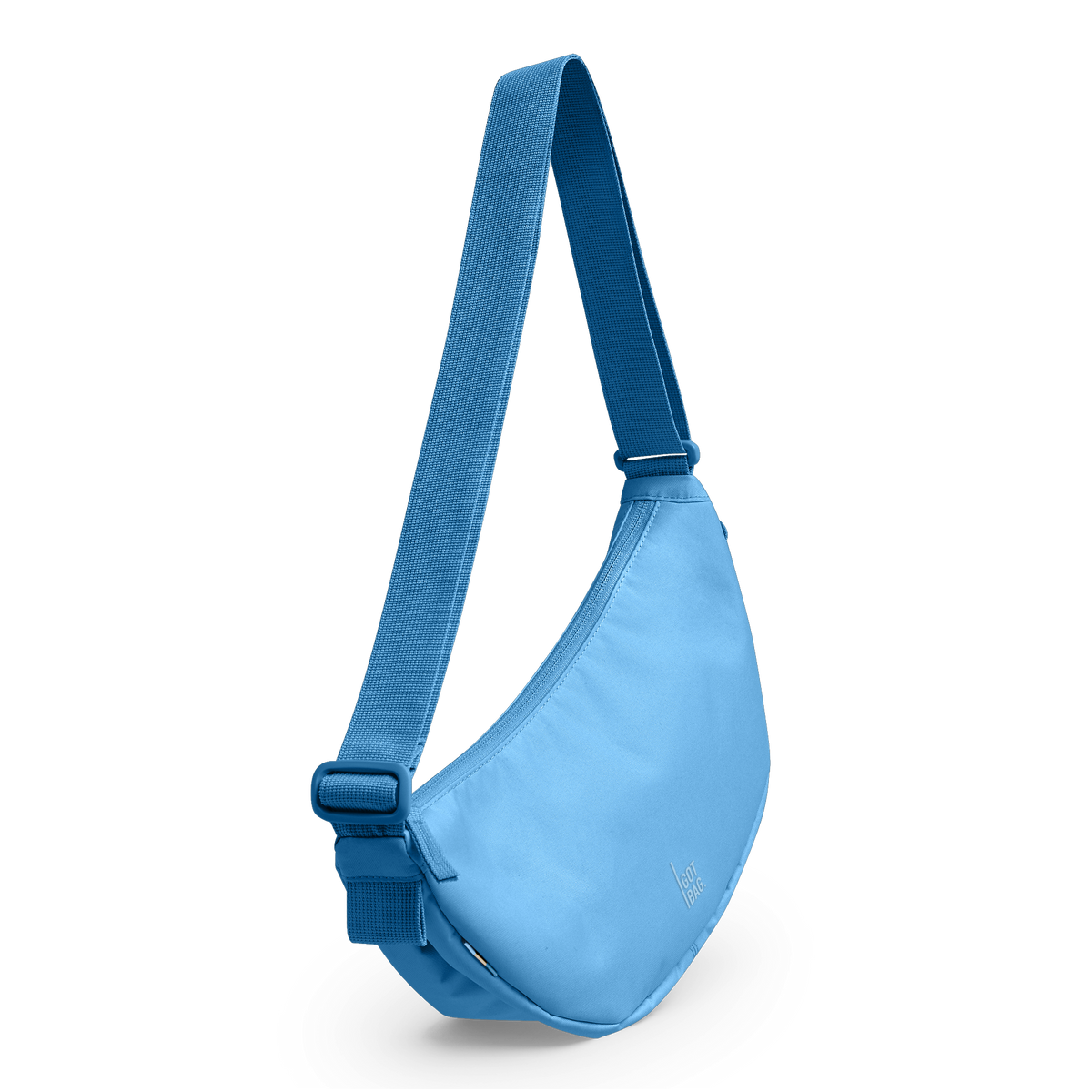 MOON BAG SMALL Tasche in auqa in diagonaler Ansicht.