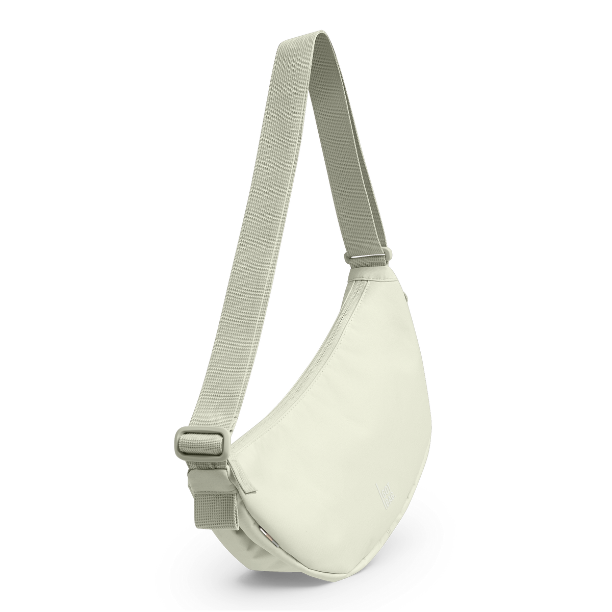 MOON BAG SMALL MONOCHROME EDITION Tasche in beach foam (helles Grau) als Studioaufnahme in diagonaler Ansicht.