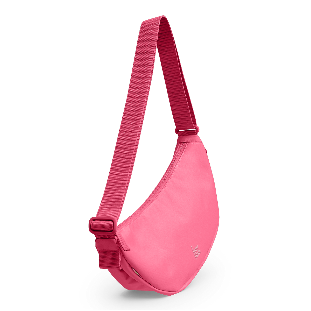 MOON BAG SMALL Tasche in salina pink (leuchtendes Pink) in Diagonale Ansicht.