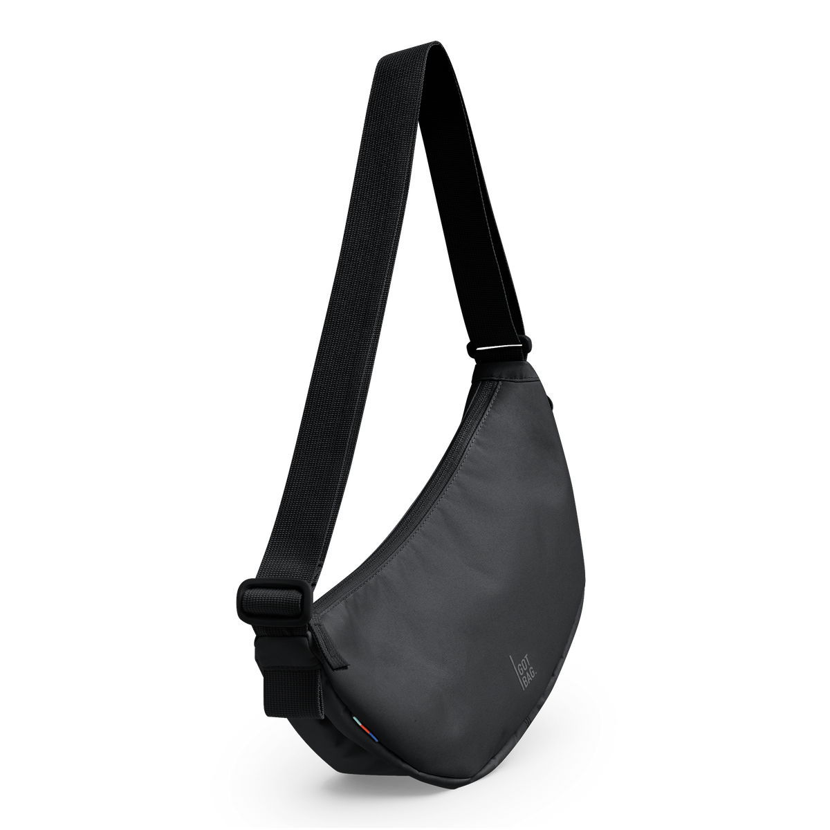 MOON BAG SMALL Tasche in black (Schwarz) als Studioaufnahme in diagonaler Ansicht.