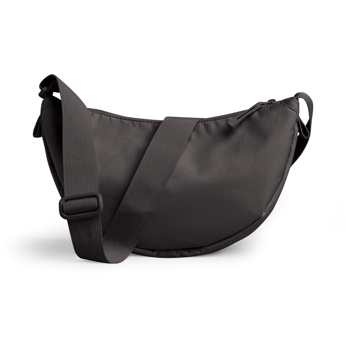 MOON BAG SMALL Tasche in mussel (dunkles Braun-Grau) als Studioaufnahme in Seitenansicht.