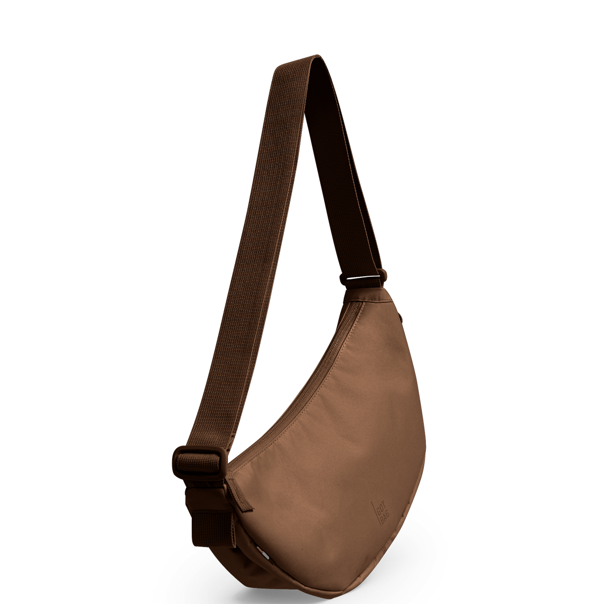 MOON BAG Tasche in trench (warmes Goldbraun) als Studioaufnahme in diagonaler Ansicht.