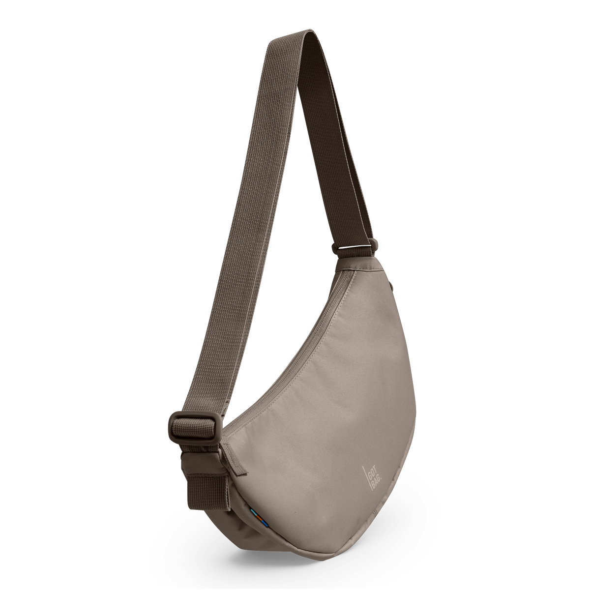 MOON BAG Tasche in seal (dunkler Beigeton) als Studioaufnahme in diagonaler Ansicht.
