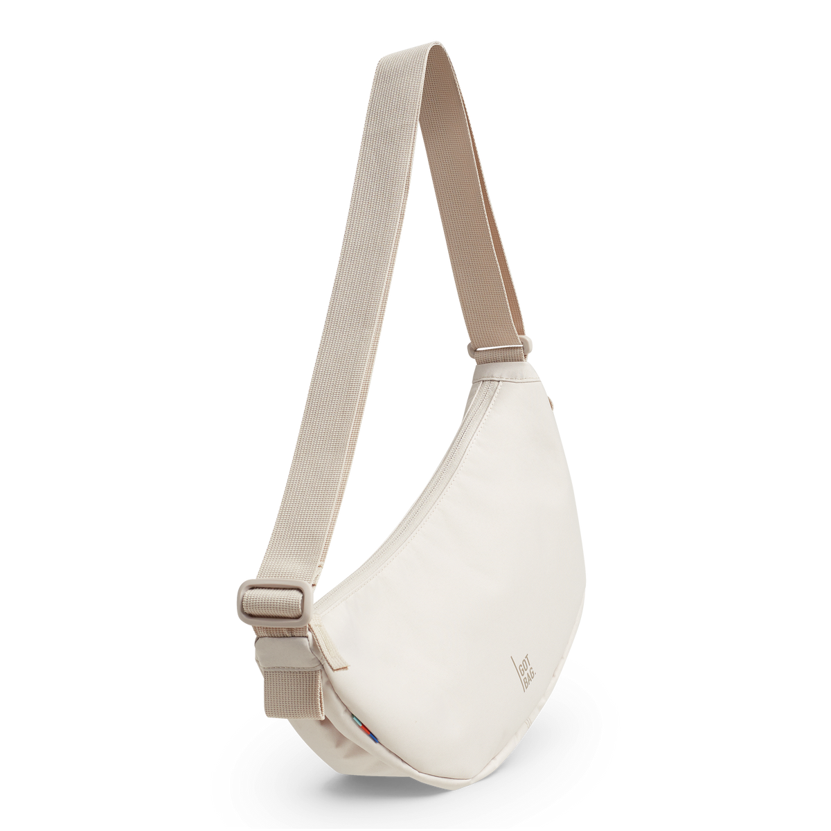 MOON BAG Tasche in soft shell (warmes Cremeweiß) in diagonaler Ansicht.