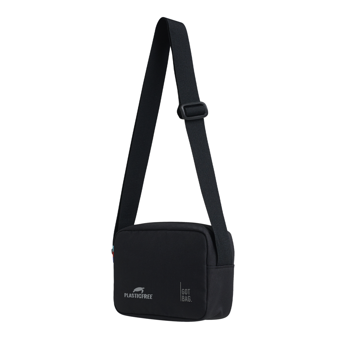 PLASTICFREE CROSSBODY Tasche in black (Schwarz) als Studioaufnahme in diagonaler Ansicht.